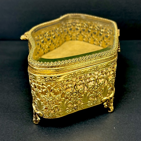 Vintage large brass Ormolu / filigree beveled glass lidded jewelry cask… - Picture 9 of 14